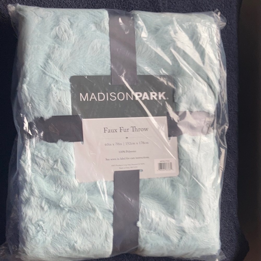 Relisted Madison Park faux fur throw 60 X 70 in - Picture 3 of 13